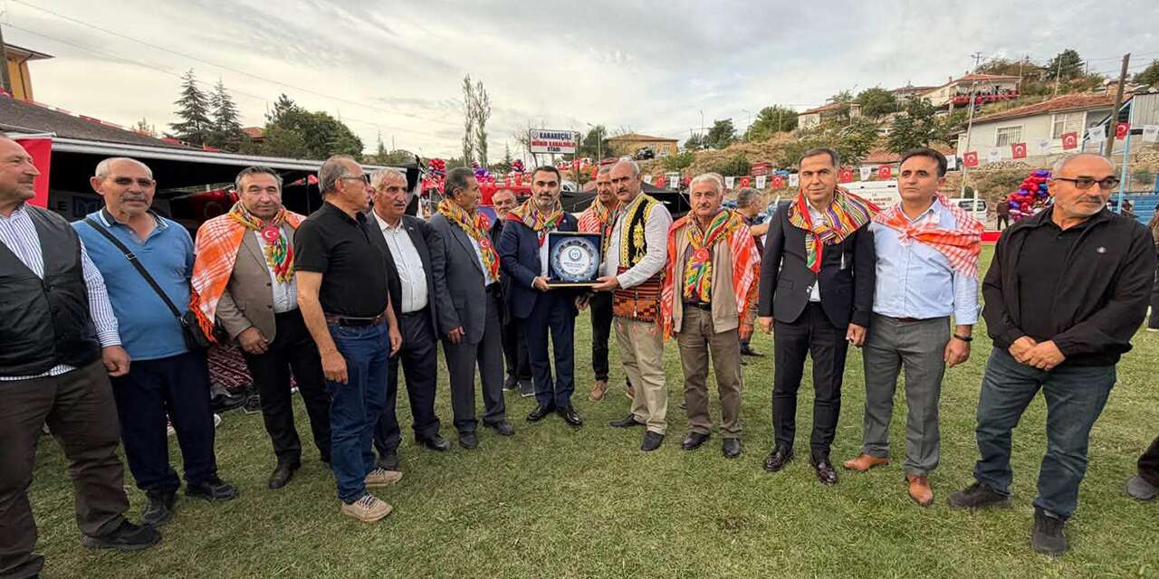 karakecili’de-32-yillik-gelenek:-ertugrul-gazi-senligi-renkli-goruntulere-sahne-oldu