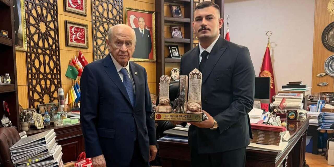 mikail-can’dan-devlet-bahceli’ye-ziyaret:-ozel-hazirlanan-eseri-takdim-etti