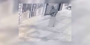 Etek giyip iş yeri kurşunladılar, polis ekiplerinden kaçamadılar