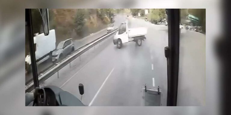 Virajı alamayan kamyonet spin attı