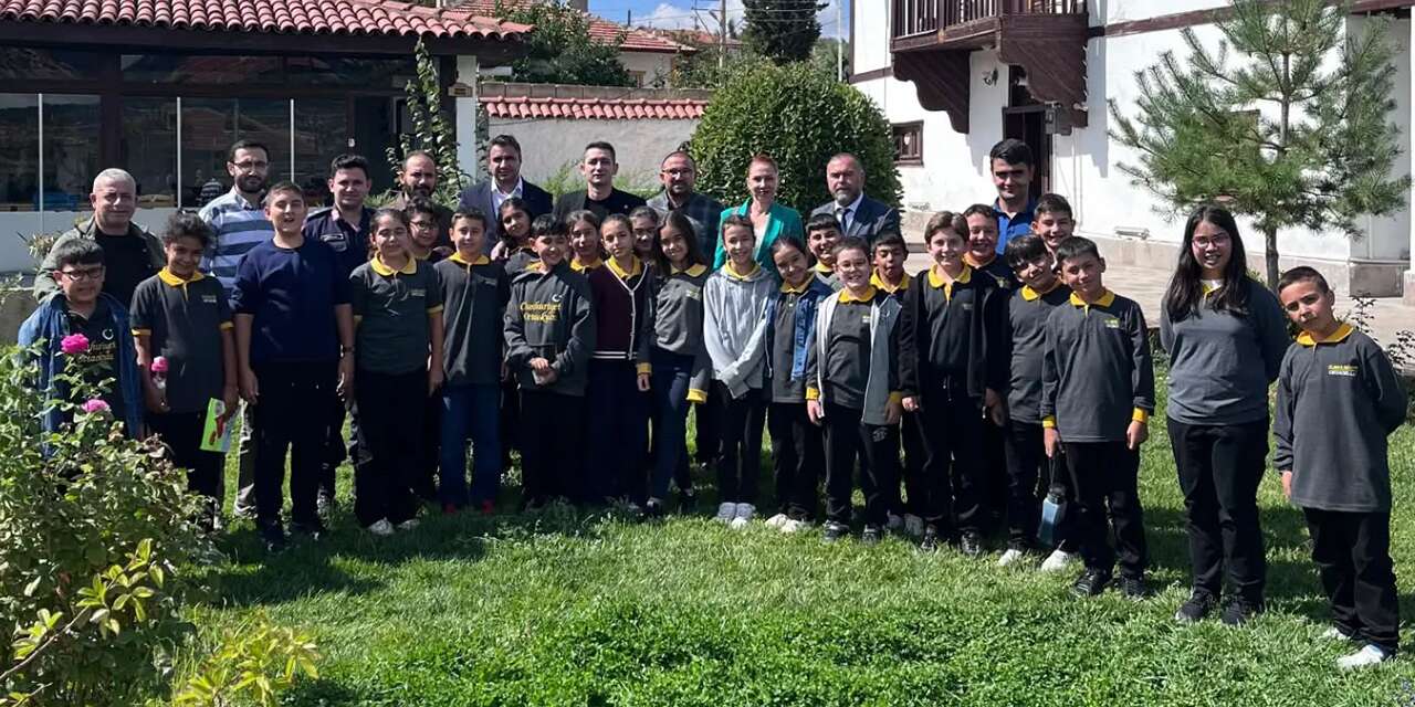 keskin-kaymakami-kayaturk-ogrencilerle-ayni-sofrada-bulustu
