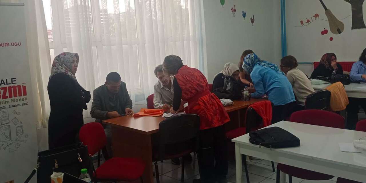 ogretmenler-icin-yeni-donem-basladi!-harezmi-modeli-uygulamali-anlatiliyor