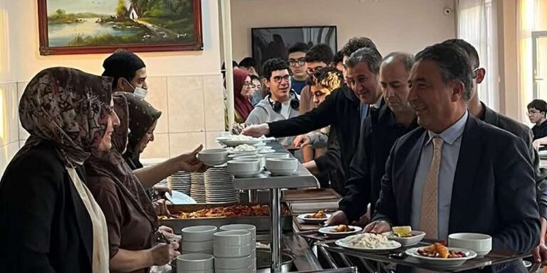 Öğrenciler aynı sofrada buluştu: Akşam yemeği sonrası sürpriz ziyaret