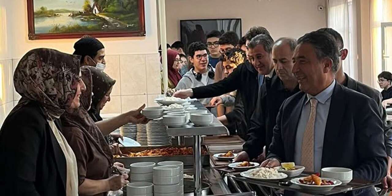 ogrenciler-ayni-sofrada-bulustu:-aksam-yemegi-sonrasi-surpriz-ziyaret