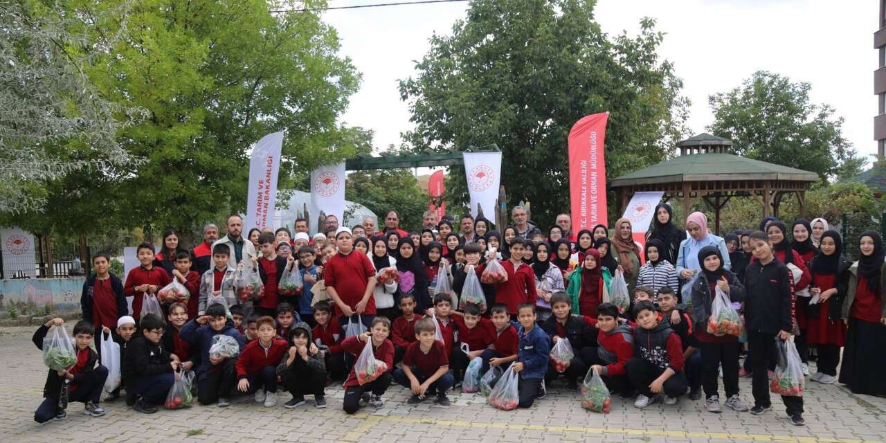 domates-ve-biberleri-kendileri-yetistirdi!-kirikkale’de-miniklerin-hasat-sevinci