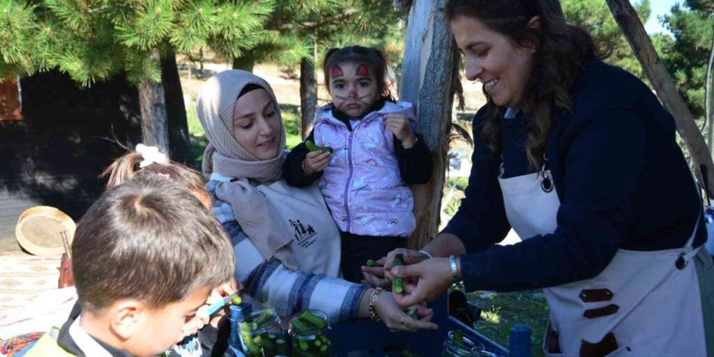 Aileler ve çocuklar, kışlık yiyeceklerini birlikte hazırladı