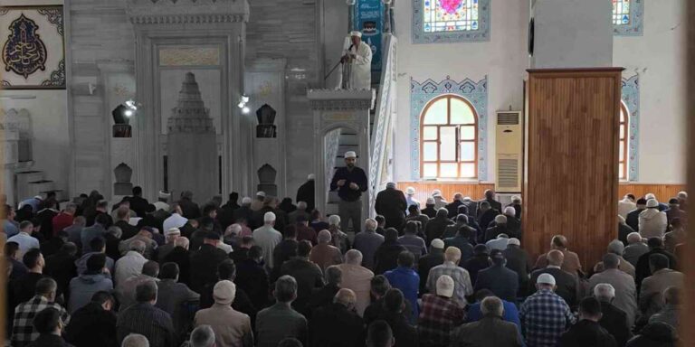 Bu camide cuma namazında engeller işaret diliyle aşılıyor