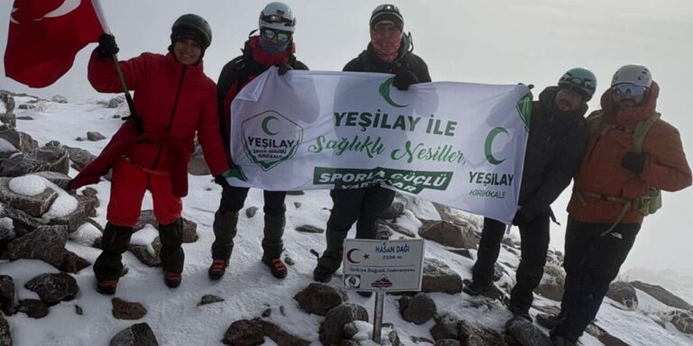 Yeşilay’dan 3 bin 256 metrede anlamlı mesaj! Zirveye bağımsızlık için çıktılar