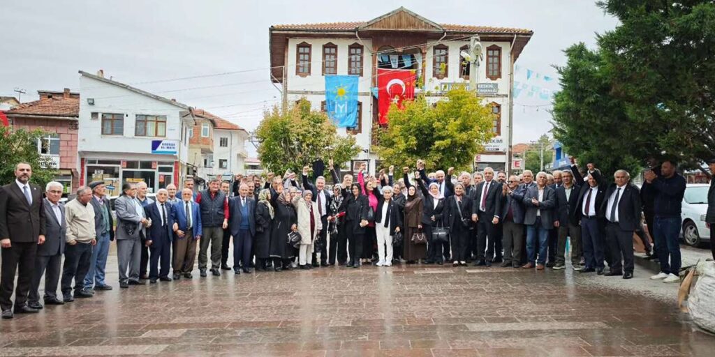 Keskin’de İYİ Parti’den dikkat çeken hamle: Tarihi binaya iki bayrak asıldı