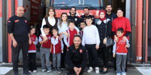 Minikler itfaiyeci oldu: Hem eğlendiler hem öğrendiler