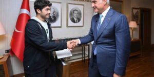 Bakan Ersoy zorlu şartlar altında YKS’de derece yapan öğrenciyle bir araya geldi