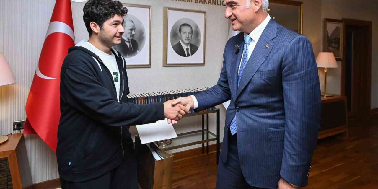 bakan-ersoy-zorlu-sartlar-altinda-yks’de-derece-yapan-ogrenciyle-bir-araya-geldi