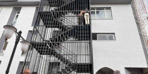 Tarihi çarşının merdivenlerine çıktı, korkulu anlar yaşattı
