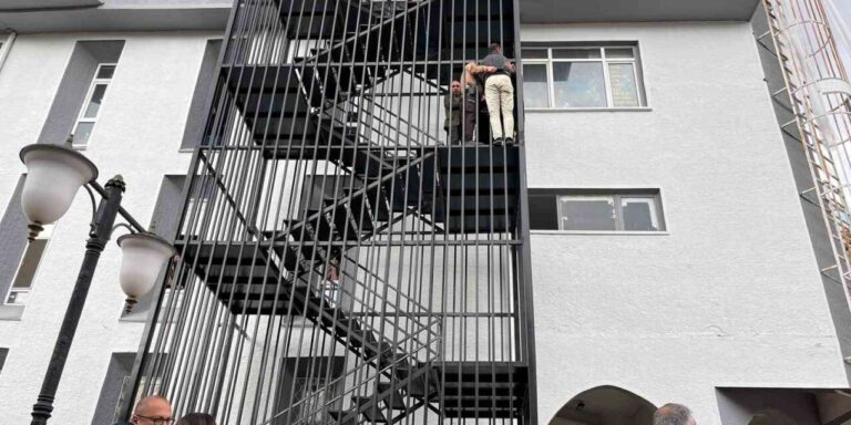 Tarihi çarşının merdivenlerine çıktı, korkulu anlar yaşattı