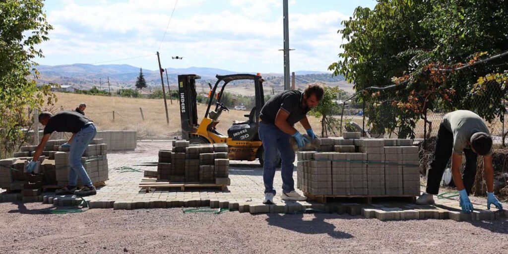 Kırıkkale’de iki mahallede yol mesaisi! Belediye ekipleri sahada