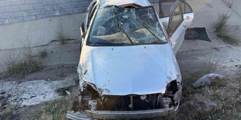 Yozgat’ta refüje çarpan otomobil devrildi, 3 kişi yaralandı