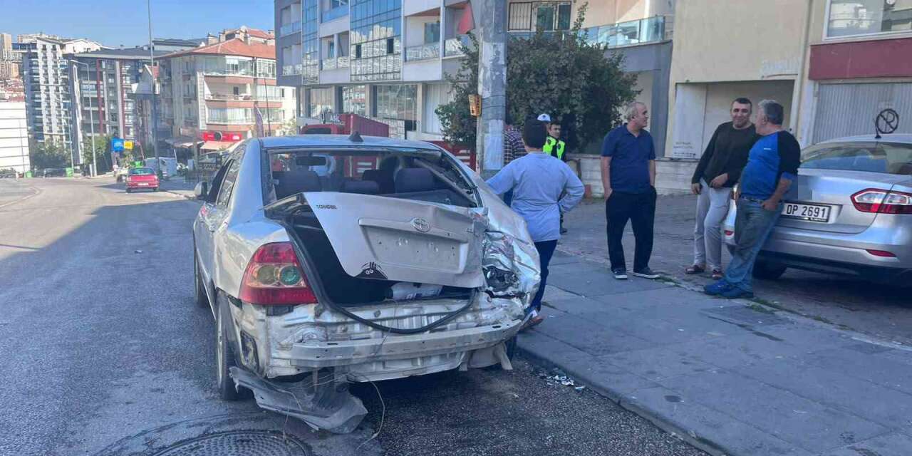 ankara’da-kamyonet,-park-halindeki-3-otomobile-carpti