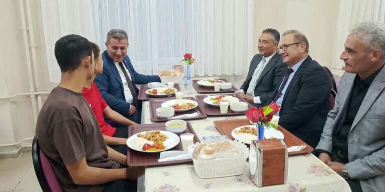 Öğrenci pansiyonuna sürpriz ziyaret! Aynı sofrada buluştular