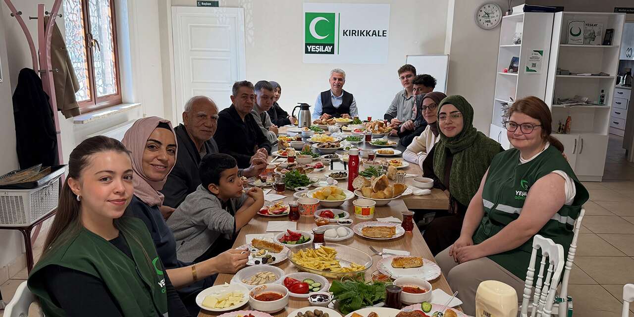 kirikkale’de-anlamli-bulusma!-yesilay-gonulluleri-bir-araya-geldi