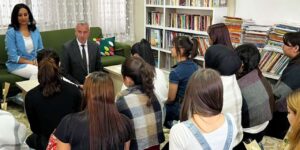 Kız çocukları için renkli buluşma: Kozalaklar birlikte boyandı