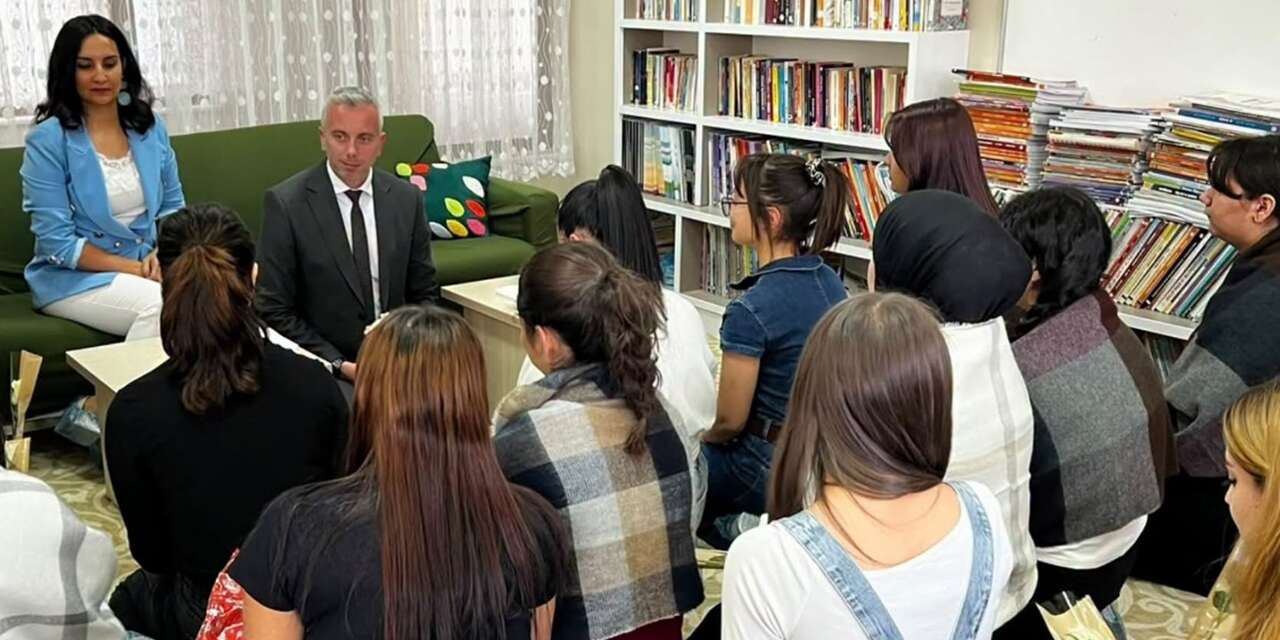 kiz-cocuklari-icin-renkli-bulusma:-kozalaklar-birlikte-boyandi