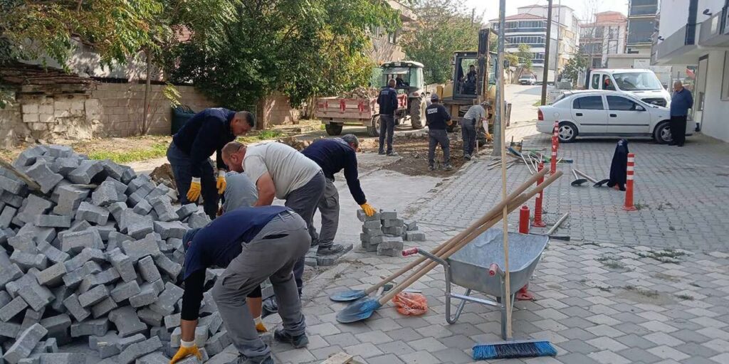 Bozulan yollara müdahale: Kilit parke taşları onarılıyor