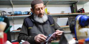 Yarım asırdır ayakkabı tamirciliği yapan 73 yaşındaki usta, mesleğini aşkla sürdürüyor