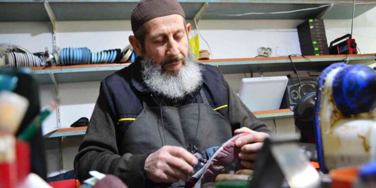 Yarım asırdır ayakkabı tamirciliği yapan 73 yaşındaki usta, mesleğini aşkla sürdürüyor