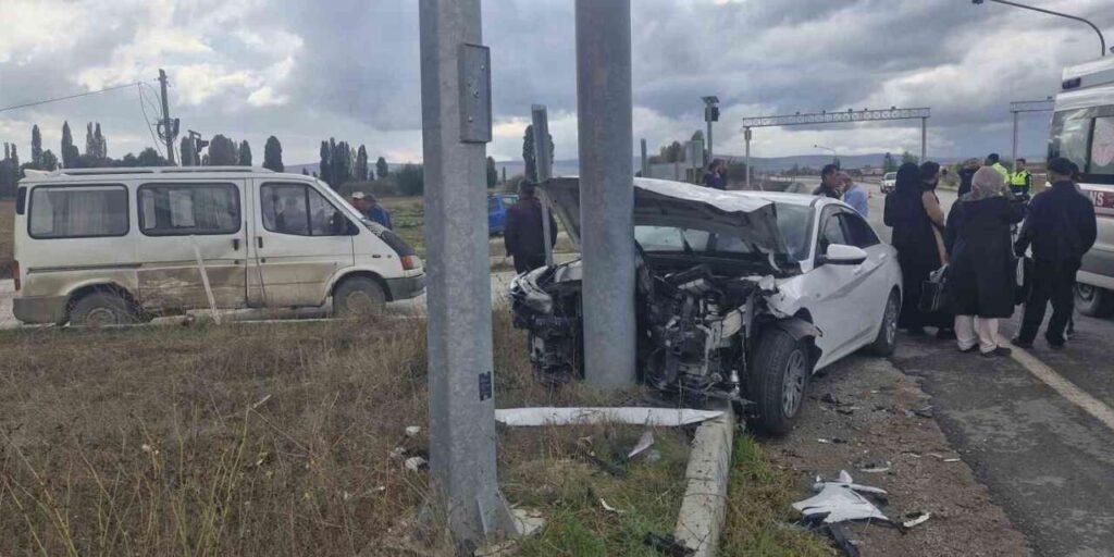 Minibüs otomobille çarpıştı: 6 yaralı