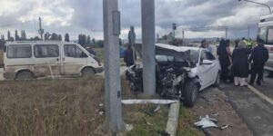 Minibüs otomobille çarpıştı: 6 yaralı