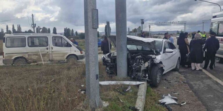 Minibüs otomobille çarpıştı: 6 yaralı