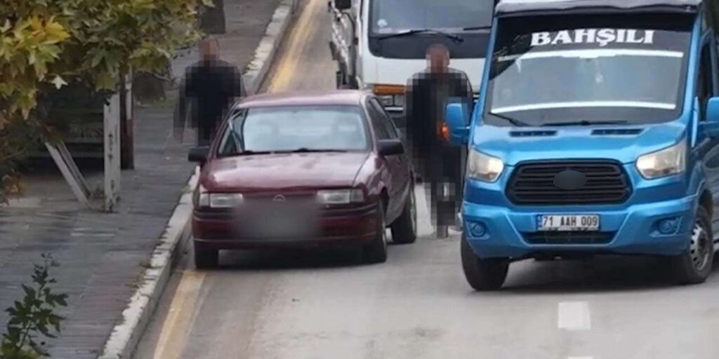 Direksiyonu yolcuya bırakıp yaya numarası yaptı: 80 bin lira ceza
