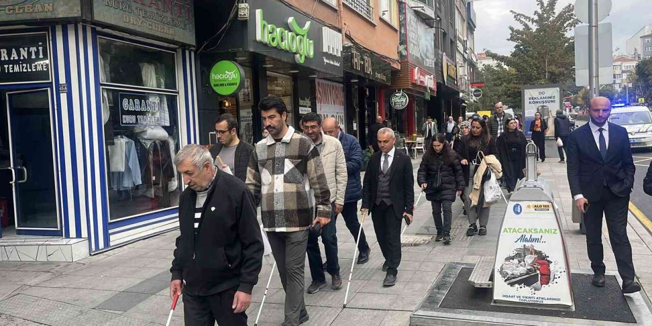 gorme-engelliler-icin-beyaz-bastonlarla-yuruduler
