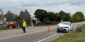 Traktöre çarpan otomobilin sürücüsü yaralandı