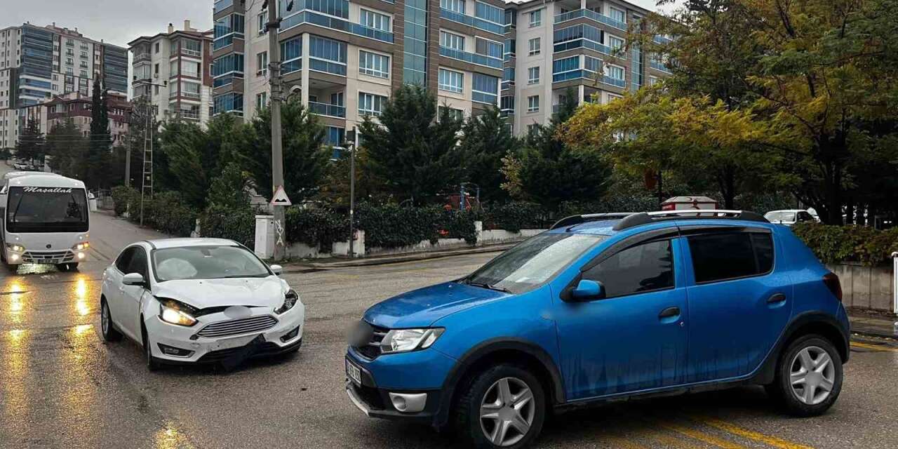 ankara’da-iki-otomobil-carpisti
