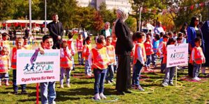 Küçük adımlar, büyük neşe: Minikler oyun parkurlarında buluştu