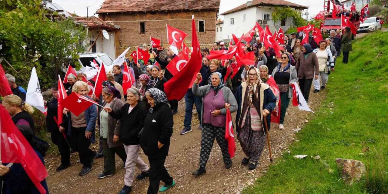anadolu-koyunde-cumhuriyet-coskusu:-yaslisi-genci-bayraklarla-yurudu,-halaylar-cekti